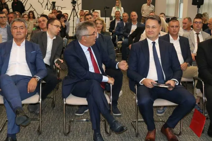 https://r15.39c.mytemp.website/wp-content/uploads/2025/10/lakovic-djukanovic-700x466-1.webp